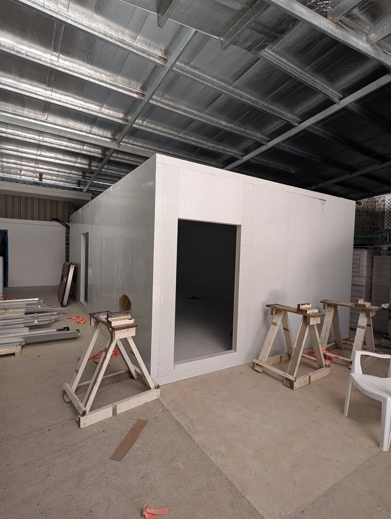 Door section installed on the cold room